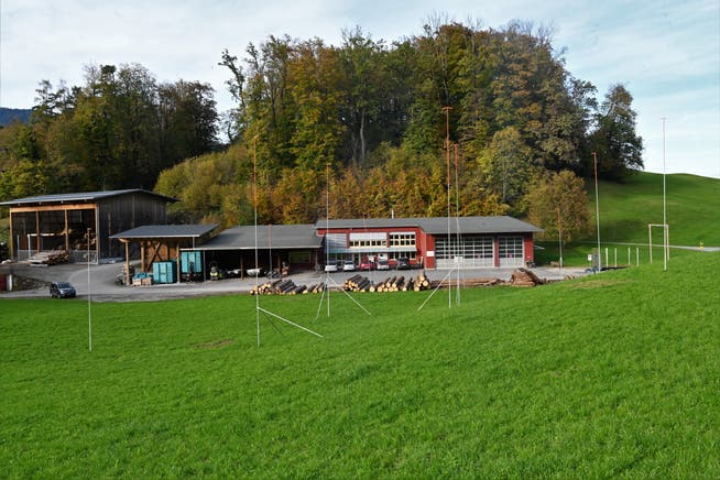 Hier, auf der grünen Wiese vor dem Forstwerkhof Chalchofen, kann das neue Holzheizwerk nun gebaut werden. 