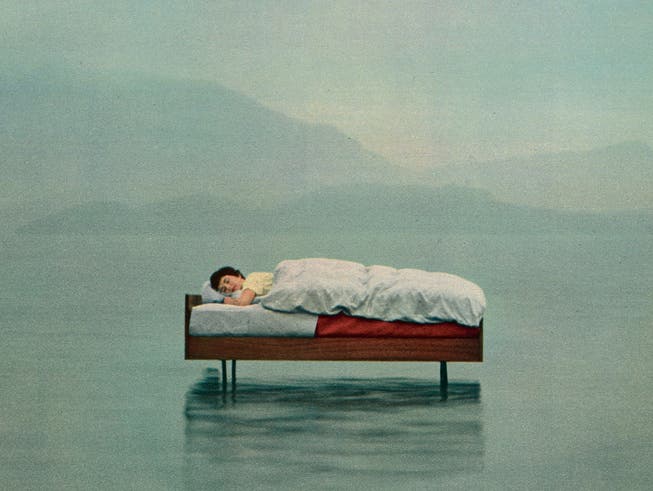 Schlafen mitten im Zugersee: Werbebild der Möbelfabrik Victoria Baar, Katalog von 1958.