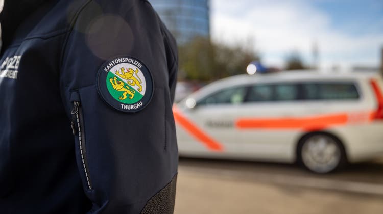 Die Polizisten bremsten den Opel des Rentners auf der Strasse nach Sirnach aus. (Bild: Raphael Rohner)