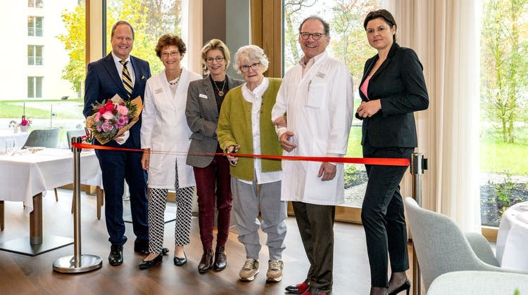 Die Verantwortlichen der Klinik Schloss Mammern mit der ersten Patientin Katie-Jane Bertschinger (3.v.r.). (Bild: PD)