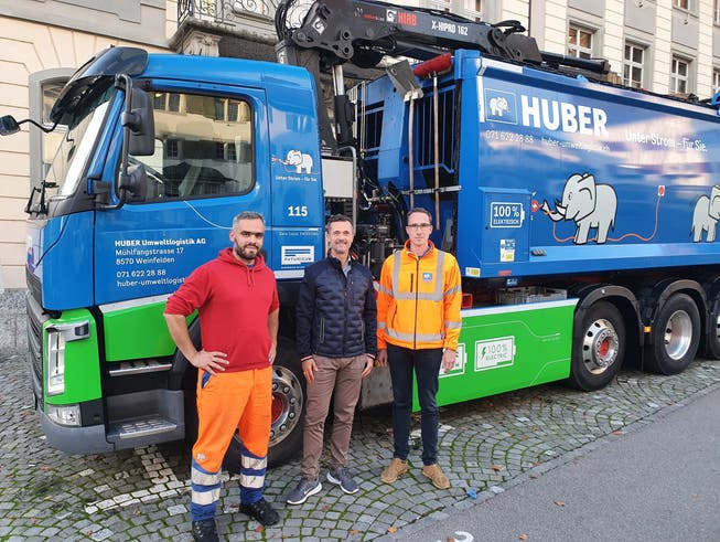 Chauffeur Admir Havziji, Stadtrat Daniel Engeli und Adrian Schmalz, Geschäftsleitungsmitglied der Huber Umweltlogistik AG, vor dem neuen E-Lastwagen.