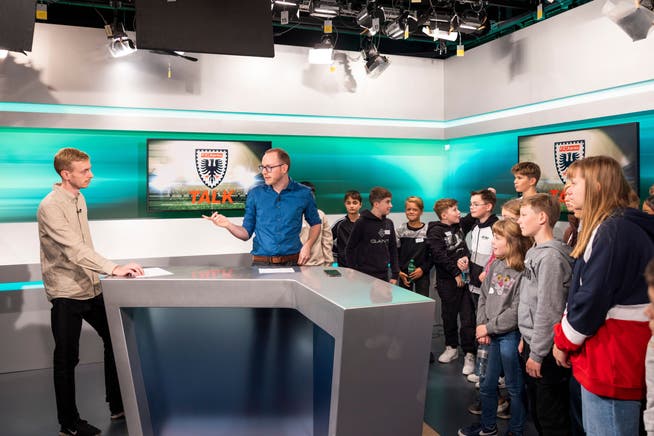 A talk show about FC Aarau was recorded in the Tele M1 studio.  The children were amazed at how bright it is in the studio.