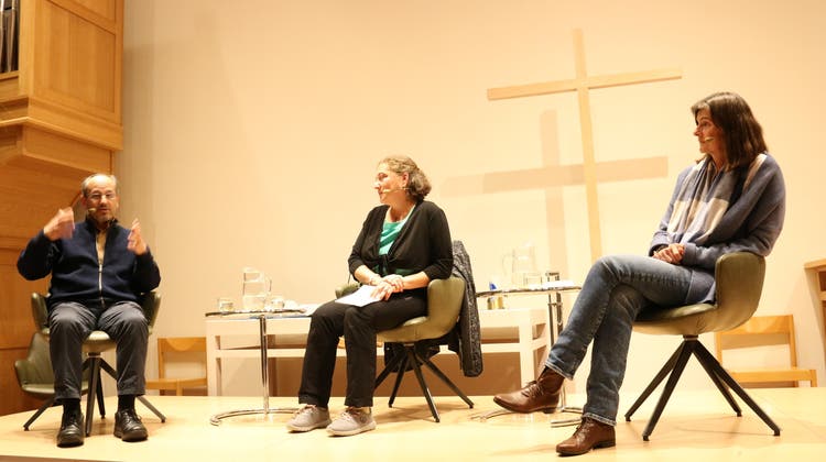 Dialog zum Thema Schuld: Moderatorin Judith Wipfler (Mitte) im Gespräch mit Karin Klemm und Ruven Bar-Ephraim. (Bild: Irene Infanger (Stansstad, 9. November 2022))