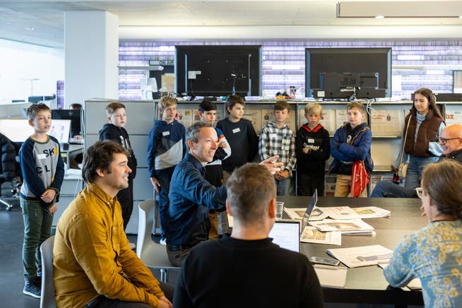 The day begins with the theme session.  Editor-in-Chief Patrik Müller directs them, the children say what interests them most: sport, films – somewhat less the Federal Council elections.