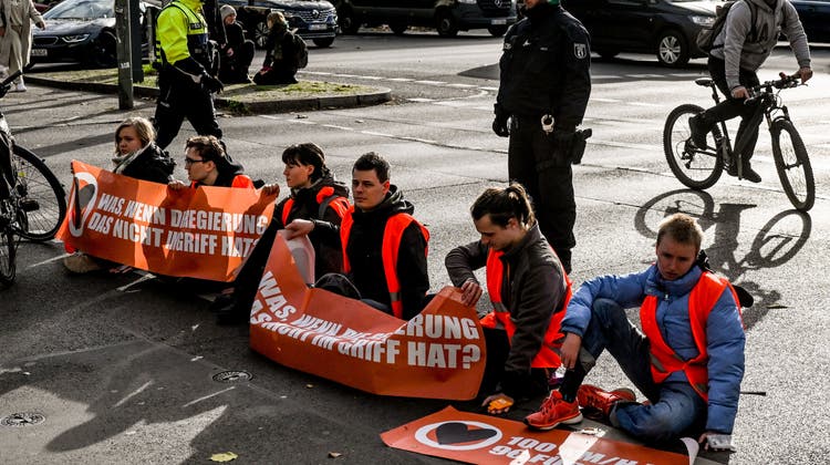 Am heikelsten ist es, bis die Polizei kommt: Aktivisten der «Letzten Generation» bei einer Strassenblockade am 7. November in Berlin. (Filip Singer / EPA)