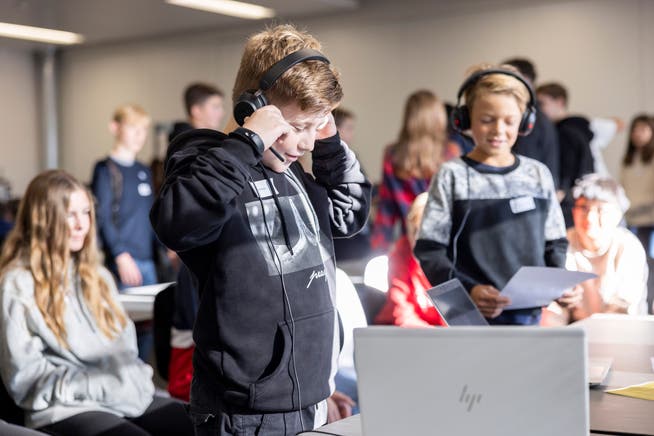 Children role-playing: A difficult customer is on the phone.