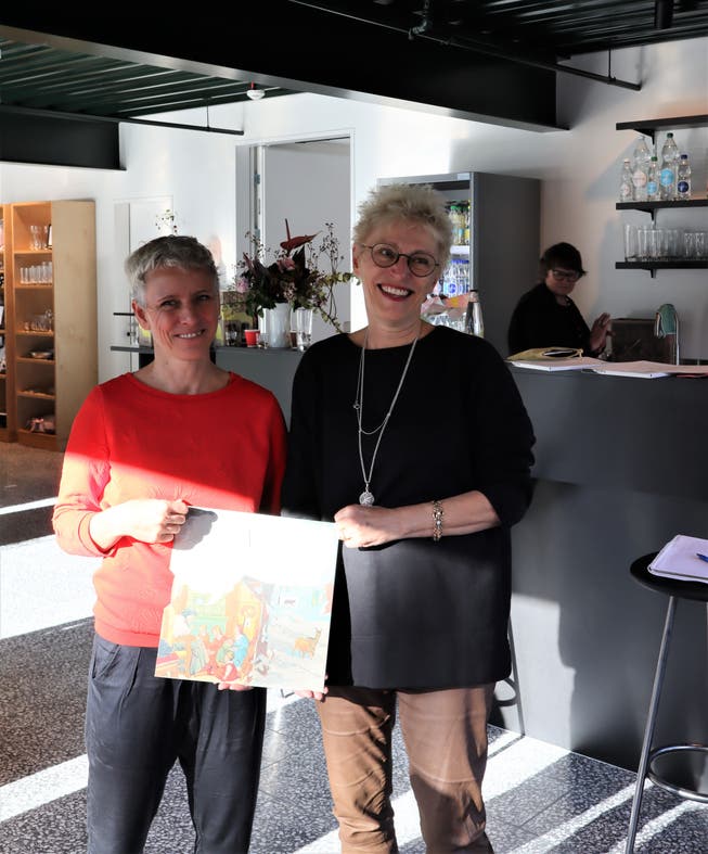 Künstlerin Karin Karinna Bühler und Co-CEO der Goba, Gabriela Manser, mit dem diesjährigen Adventskalender.