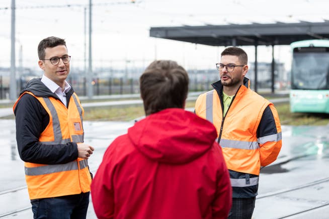 Michael Briner, Medienverantwortlicher der Aargau Verkehr AG, und Ajdin Kadic, Standortleiter Lokpersonal (von links), beantworten die Fragen der Beeinträchtigten.