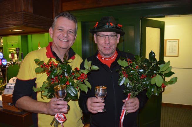 Bechergewinner René Wallimann (links) und Michel Barto feiern ihre Siege.