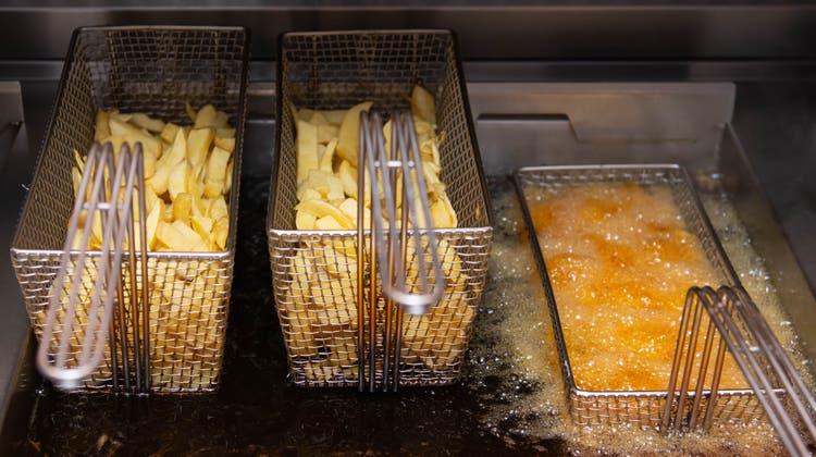 Pommes frites werden quer durch die Bevölkerung gern gegessen. Fritteusen erhitzen grosse Mengen Öl und verbrauchen dabei viel Energie. (Getty Images)