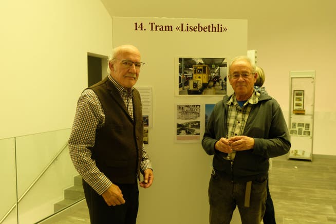 Ausstellungsorganisator Harry Heusser und Paul Isenring, Obmann des Ortsmuseums Unterengstringen, vor einer Tafel mit Bildern des «Lisebethli».