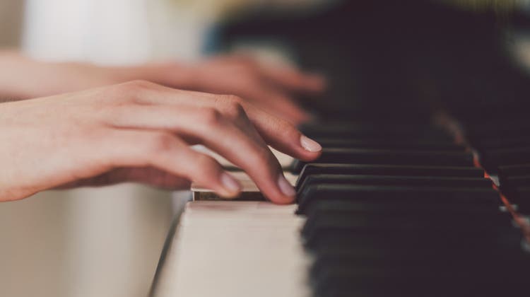 Das Lernen von Klavierstücken braucht viel Geduld. (Symbolbild: Guido Mieth / Stone RF)