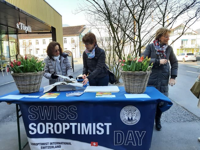 Julia Salvisberg (links), Lisbeth Näpflin und Lisbeth Gabriel beim Verkauf von Tulpen am «Soroptimist Day».