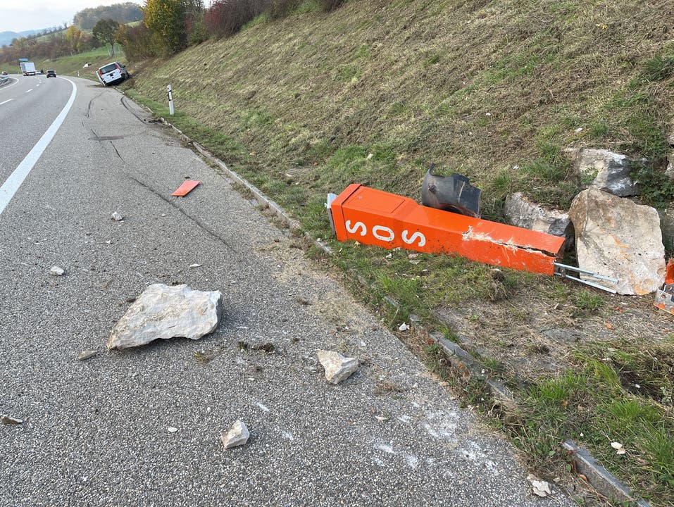 Effingen, 12. November: Ein Fahrer kommt auf der Autobahn A3 Richtung Frick rechts von der Fahrbahn ab und kollidiert mit einer Notrufsäule