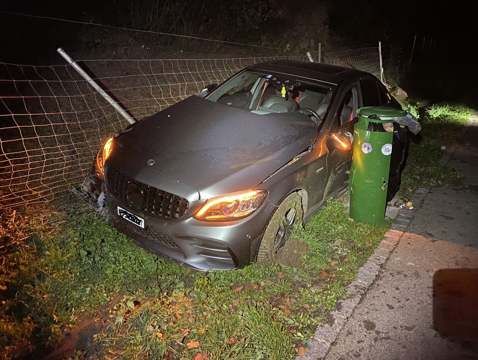 Mumpf, Samstag 12. November: Ein Autofahrer demoliert sein Auto auf der A3.