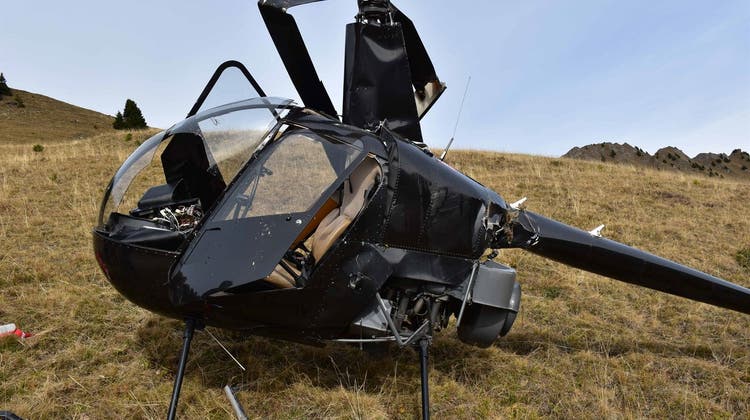 Stark beschädigt: Der Helikopter nach dem Absturz. (Kapo GR)