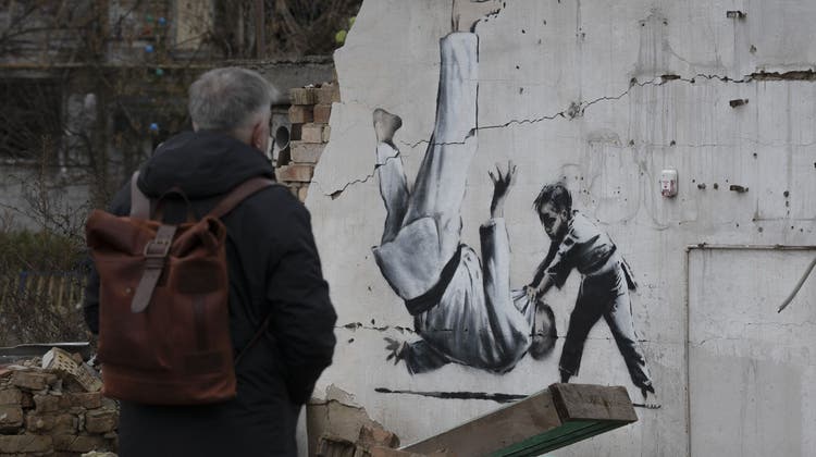 Im ukrainischen Borodyanka sind Werke von Street-Artist Banksy aufgetaucht. Hier wirft ein kleiner Junge einen Judoka auf den Rücken, ob im weissen Anzug Wladimir Putin steckt, liegt im Auge des Betrachters. (Andrew Kravchenko / AP)