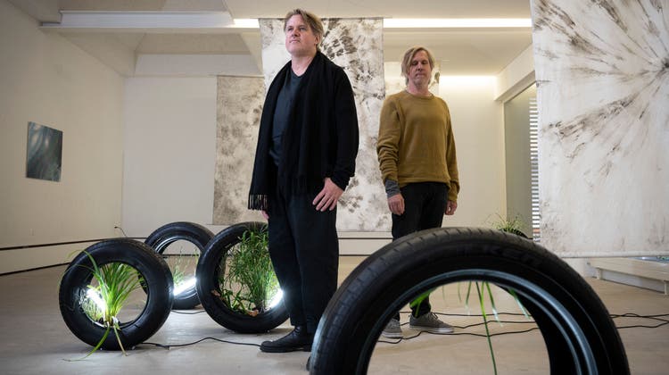 Die Zwillingsbrüder Reto (l.) und Markus Huber in der Kunsthalle Wil: «Biotop» nennen sie ihre Installation mit abgefahrenen Autoreifen. (Bild: Ralph Ribi)