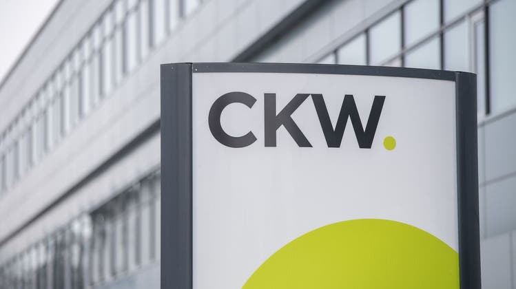 Das Logo des Stromproduzenten Centralschweizerische Kraftwerde ckw beim Hauptsitz und Wasserkraftwerk Rathausen im Emmen am Freitag, 24. Januar 2020. (KEYSTONE/Urs Flueeler) (Urs Flueeler / KEYSTONE)
