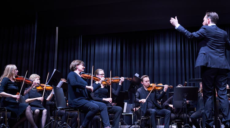Das Baarer Kammerorchester spielt unter der Leitung von Dirigent Manuel Oswald. (Bild: Mathias Blattmann (Steinhausen, 13. November 2022))