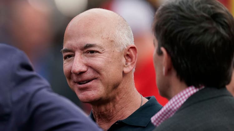 Nun auch Amazon: Laut mehreren US-Medienberichten plant Amazon-Boss Jeff Bezos eine Massenentlassung. (Keystone)