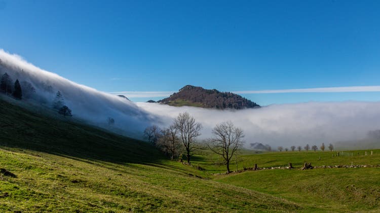 Der Wind treibt den Nebel über den Jura. (Kuno Bieri)