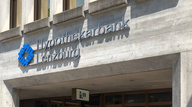 Der Sitz der Hypothekarbank Lenzburg am Hypiplatz in Lenzburg. (Bild: Florian Wicki)