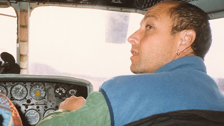 Fahrzeuge aller Art interessierten ihn: Peter Liechti im Dezember 1990 in einem Helikopter. (Bild: Jolanda Gsponer / Privatarchiv)