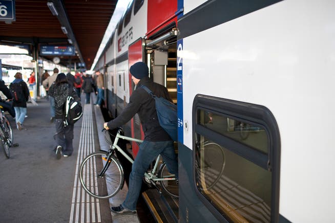 Kombinierte Mobilität: Immer mehr Velofahrende transportieren die Bahn, um ihr Velo zu transportieren. (Archivbild)