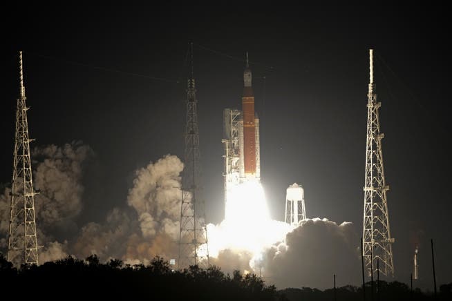 Nach monatelangen Verschiebungen ist die krisengeplagte Nasa-Mondmission «Artemis 1» am Mittwoch zu einem ersten Teststart aufgebrochen.