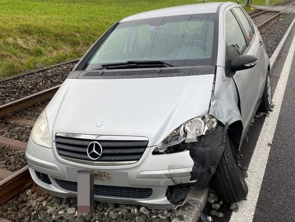 Seon, Dienstag 15. November: Fahrer missachtet Vortritt und verursacht Kollision – Mercedes landet im Gleisbett. 