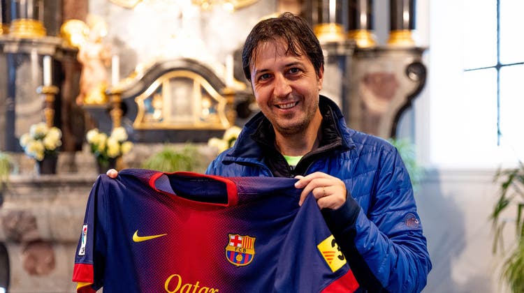 Als Lionel Messi bei Barcelona spielte, verfolgte Gabriel Bulai fast jedes Spiel. Daher hat er auch Trikots des Klubs. (Bild: Florian Pfister (Giswil, 15. November 2022))