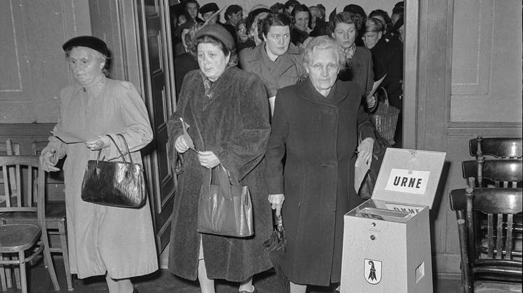 21.4.1954: Frauen stimmen in Basel an einer sogenannten Frauenbefragung darüber ab, ob sie künftig abstimmen wollen. (Archivbild: Staatsarchiv Basel-Stadt)