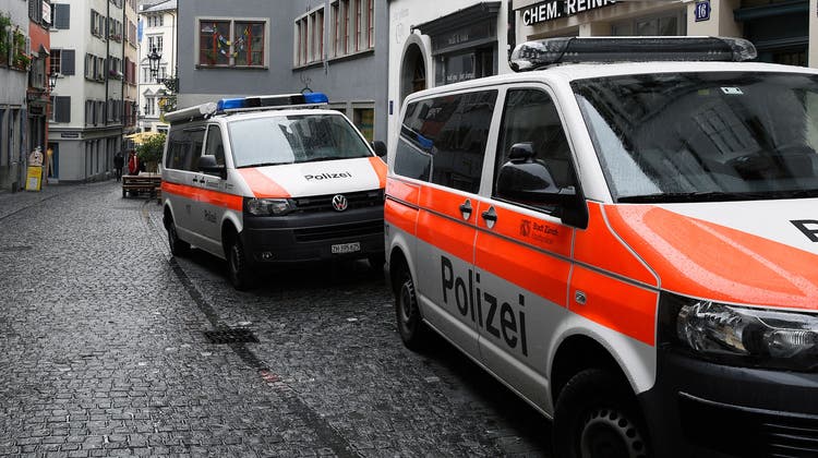 Bei der Stadtpolizei Zürich werden bald zusätzliche Stellen geschaffen, allerdings nicht so viele, wie von der Polizei gefordert. (Themenbild) (Walter Bieri / KEYSTONE)