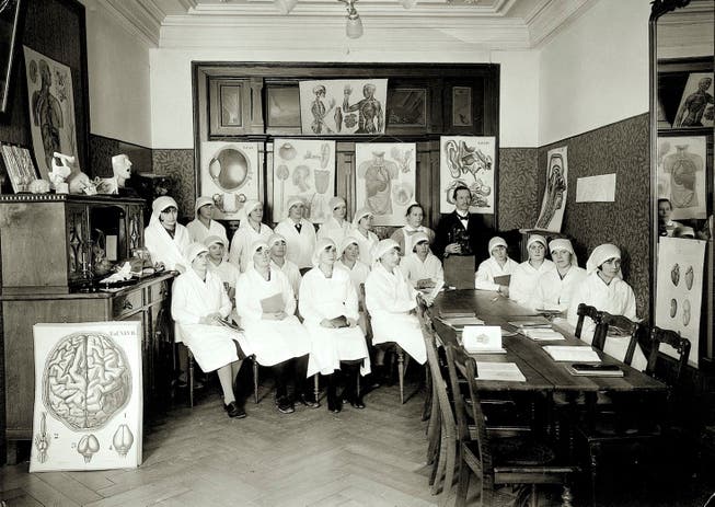 Ein Bild der Pflegerinnenschule Liebfrauenhof. Auch sie wurden zur Betreuung von Menschen in sozialer Fürsorge eingesetzt.