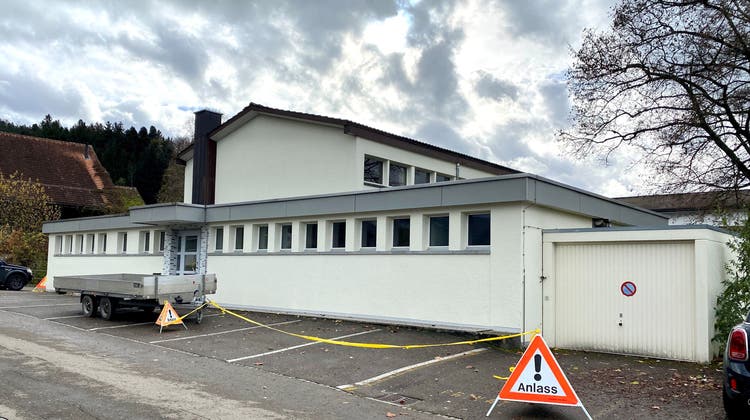 Das Holzdach der alten Turnhalle in Ganterschwil ist einsturzgefährdet und wurde daher umgehend gesperrt. (Bild: Andrea Häusler)