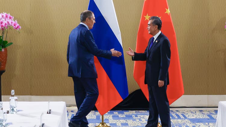 Begrüssung per Handschlag auf Bali: Russlands Aussenminister Sergej Lawrow (links) und sein chinesischer Amtskollege Wang Yi trafen sich auf Bali zum Austausch. (Russian Foreign Affairs Ministry / epa)