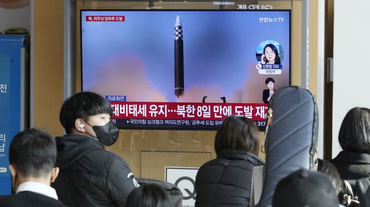 Die Menschen in Seoul verfolgen die Nachrichten über den neuen nordkoreanischen Raketentest. (Ahn Young-Joon / AP)