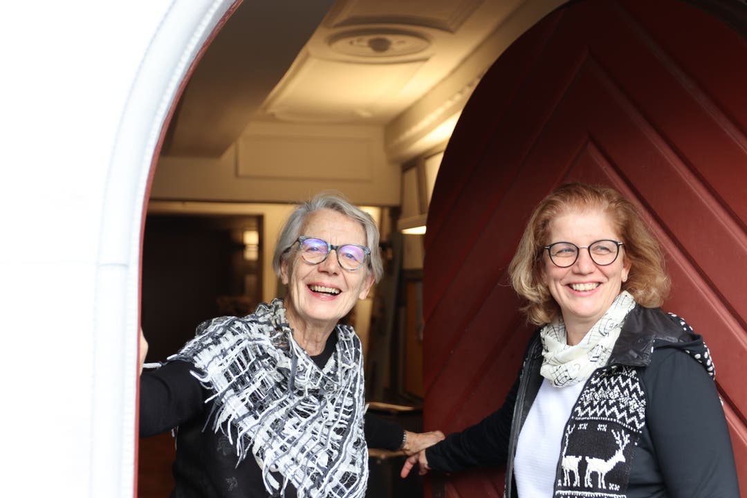 Claire Birrer (links) organisiert dieses Wochenende die Ausstellung «Kunst und Schaffen» im Weininger Schlössli. Ihre Tochter Caroline Birrer (rechts) unterstützt sie bereits seit Jahren tatkräftig dabei.
