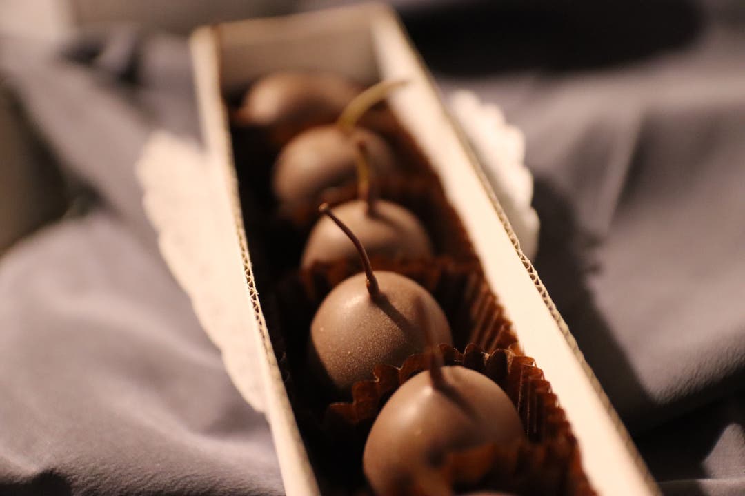 Die sogenannten Griottes, das sind in Schokolade eingelegte Weichseln, gehören zu ihren Spezialitäten. 