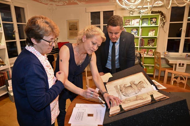 Gemeinsame Freude über die Restauration eines sensationellen 500-jährigen Buches (von links): Pia Ryser, Sibylle von Matt und Christian Schäli.