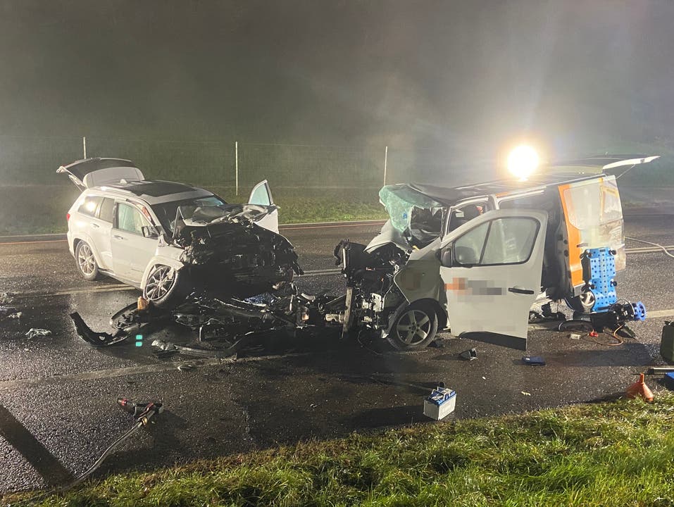 Würenlos, Freitag, 18. November: Unter Alkoholeinfluss verursachte der Fahrer eines Jeeps am Freitagabend in Würenlos eine Frontalkollision. Drei Personen wurden leicht verletzt.