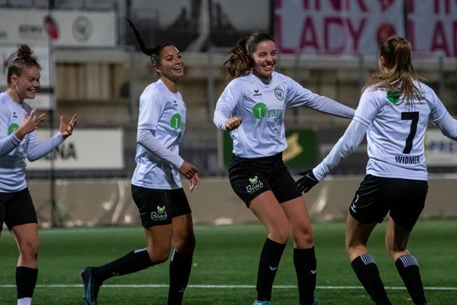 Fabienne Lämmler (second from right) celebrates her goal to make it 1-1 with her teammates.