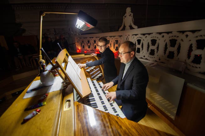 Karl Arnold (rechts) an der Orgelnacht in Altdorf 2022, assistiert von Daniel Vetter.