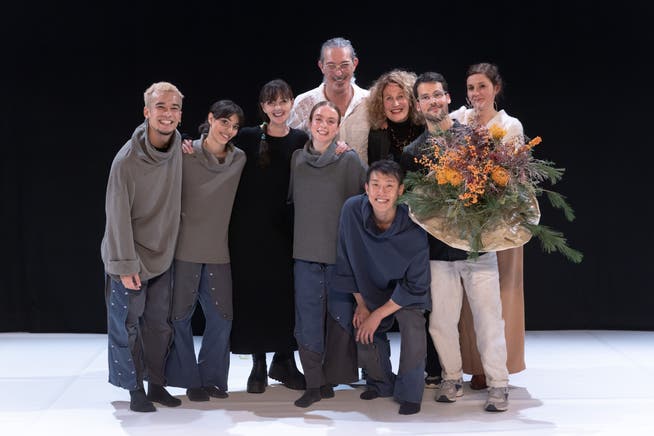 Preisträger Lucas del Rio Estévez (mit Blumenstrauss) sowie Ensemble und Jury.