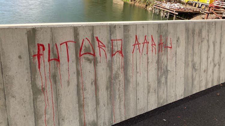 Erneut mit Farbe attackiert: die Betonmauer der neuen Aarebrücke. (AZ-Leserreporter)