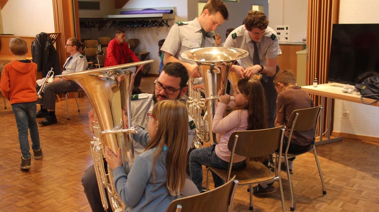 Militärmusik in der Schulstube Wittnau, Die MG Wittnau holte das Militärspiel für Workshops in die Primarschule