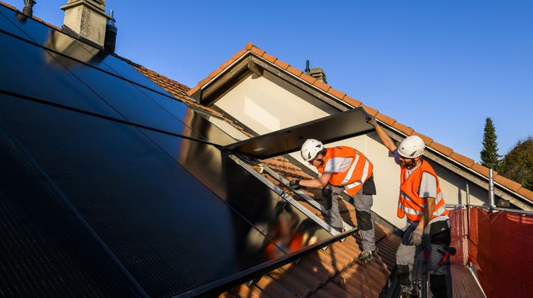Gefragt: Fachkräfte im Solarbereich. (Bild: Jean-Christophe Bott / Keystone)
