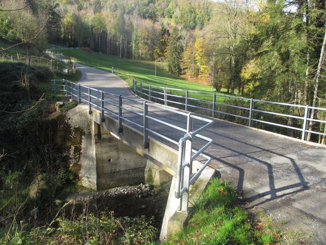 Die gut hundert Jahre alte Brücke über den Mattenbach wird durch einen Neubau ersetzt.
