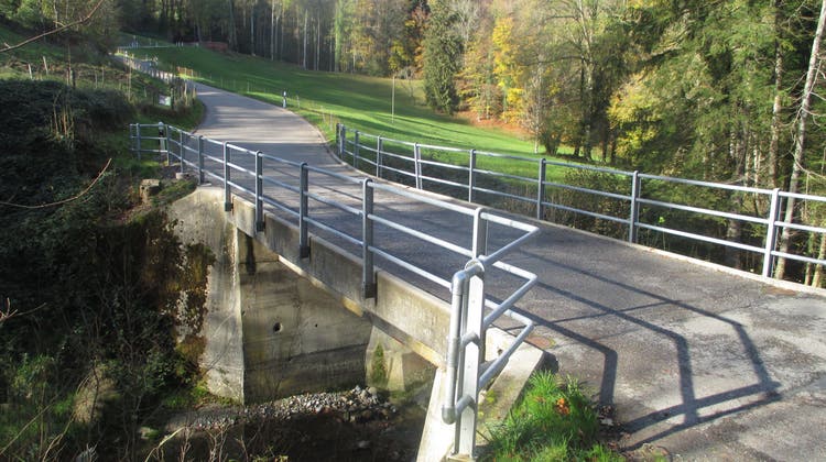 Die gut hundert Jahre alte Brücke über den Mattenbach wird durch einen Neubau ersetzt. (Bild: PE)